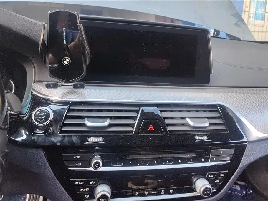 BMW 5 Series 2018 — фото 13