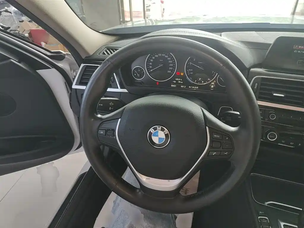 BMW 3 Series 2018 — фото 11
