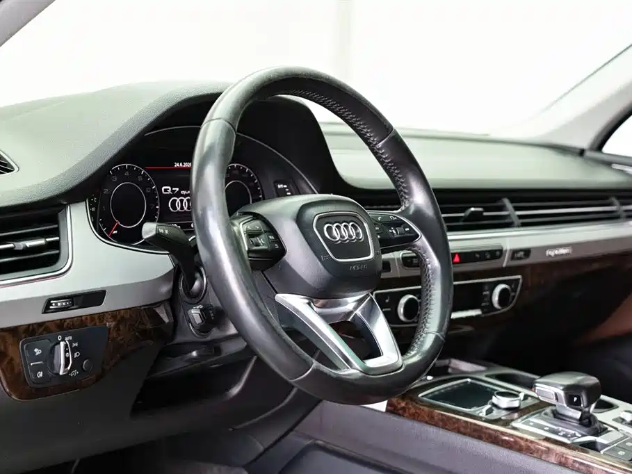 Audi Q7 2018 — фото 10