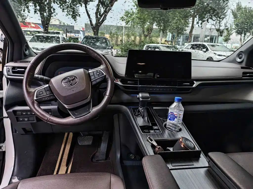 Toyota Granvia 2023