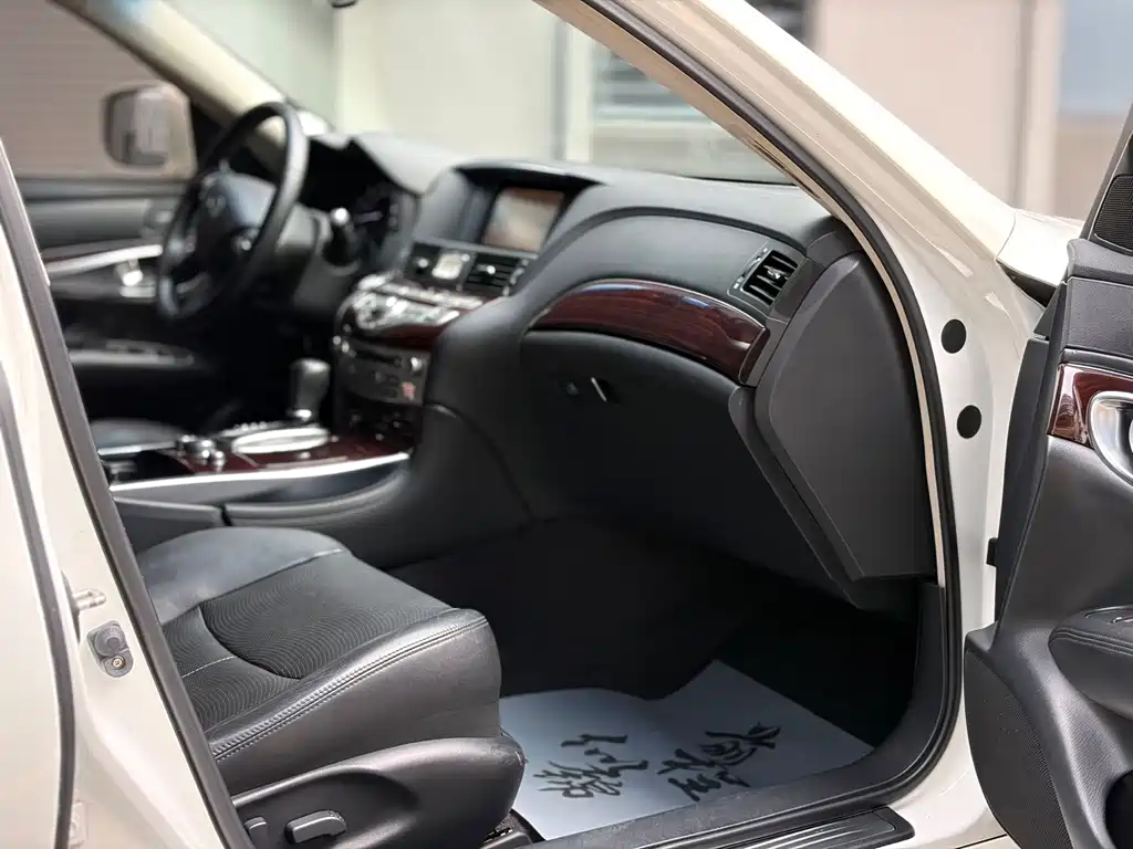 Infiniti Q70 2015