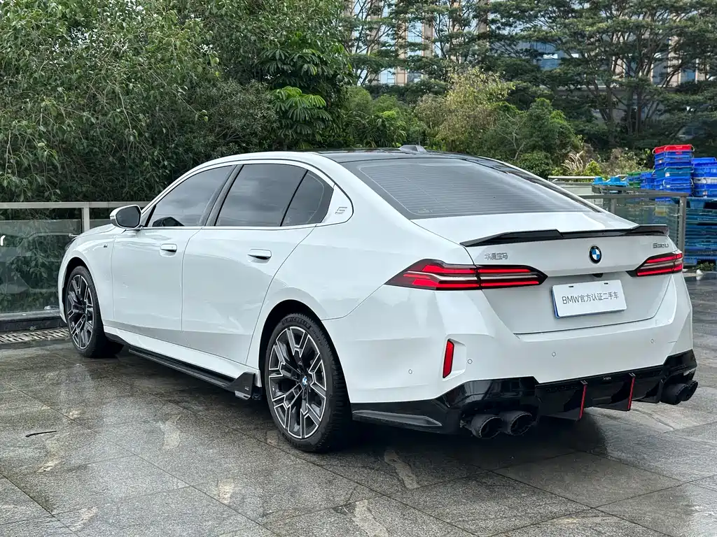 BMW 5 Series 2025 — фото 18