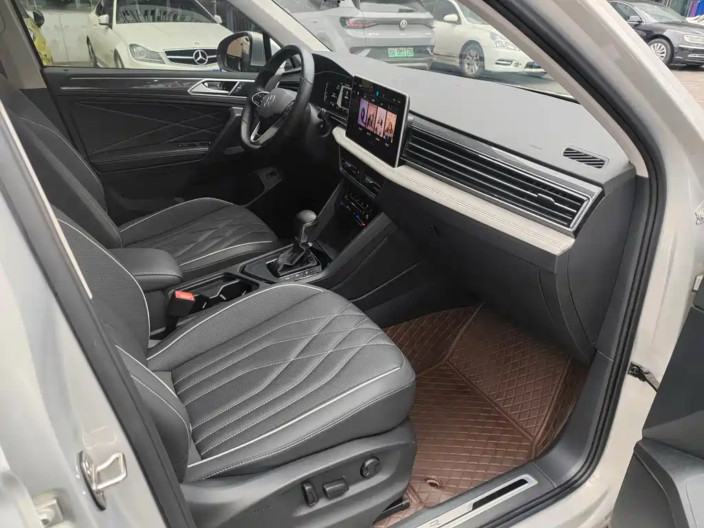 Volkswagen Tiguan L 2023 — фото 8