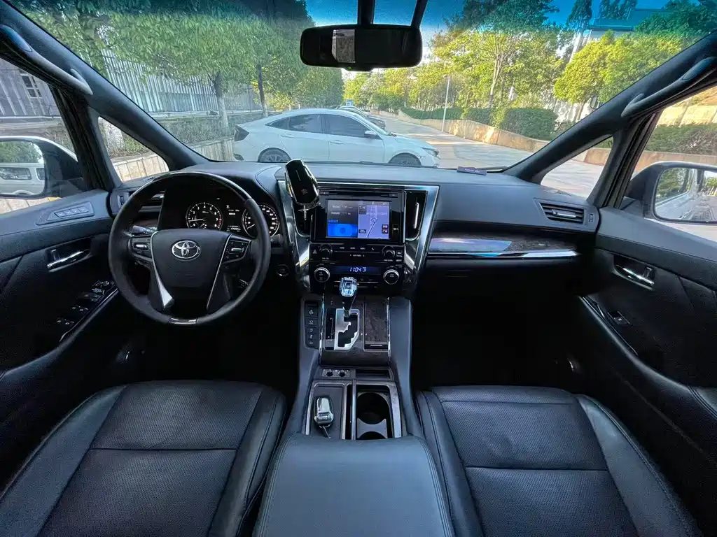 Toyota Alphard 2018 — фото 11