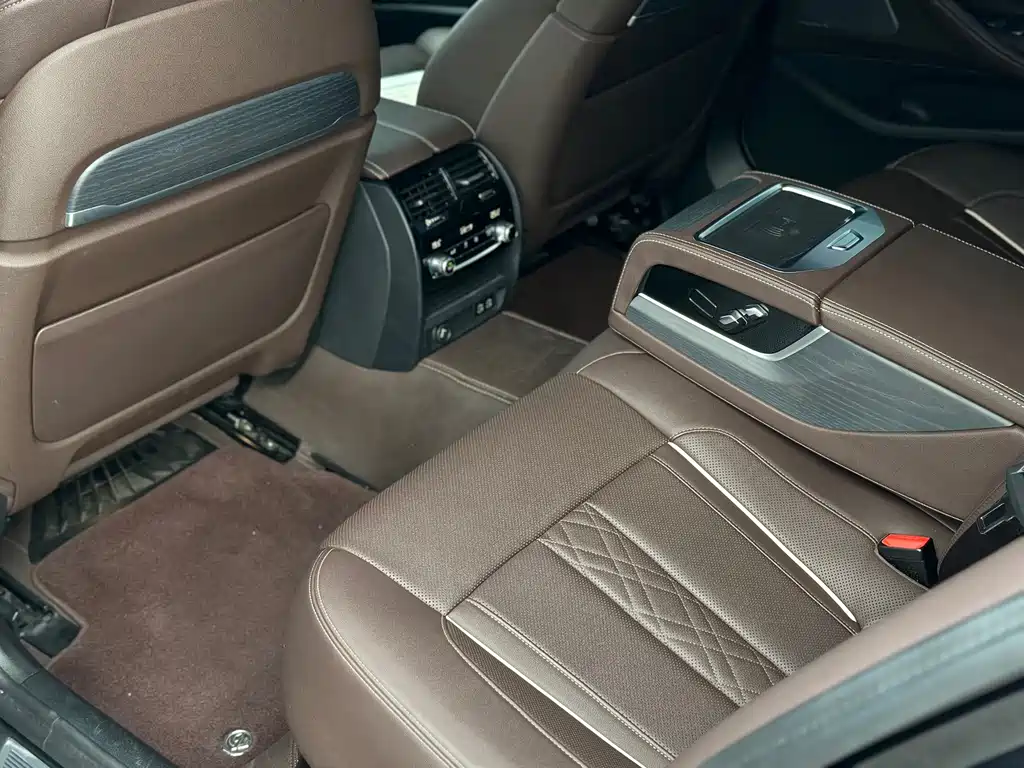 BMW 5 Series 2023 — фото 16