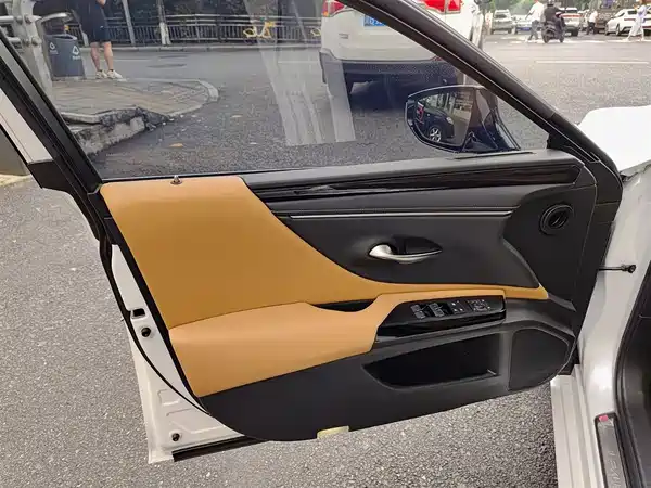 Lexus ES 2021