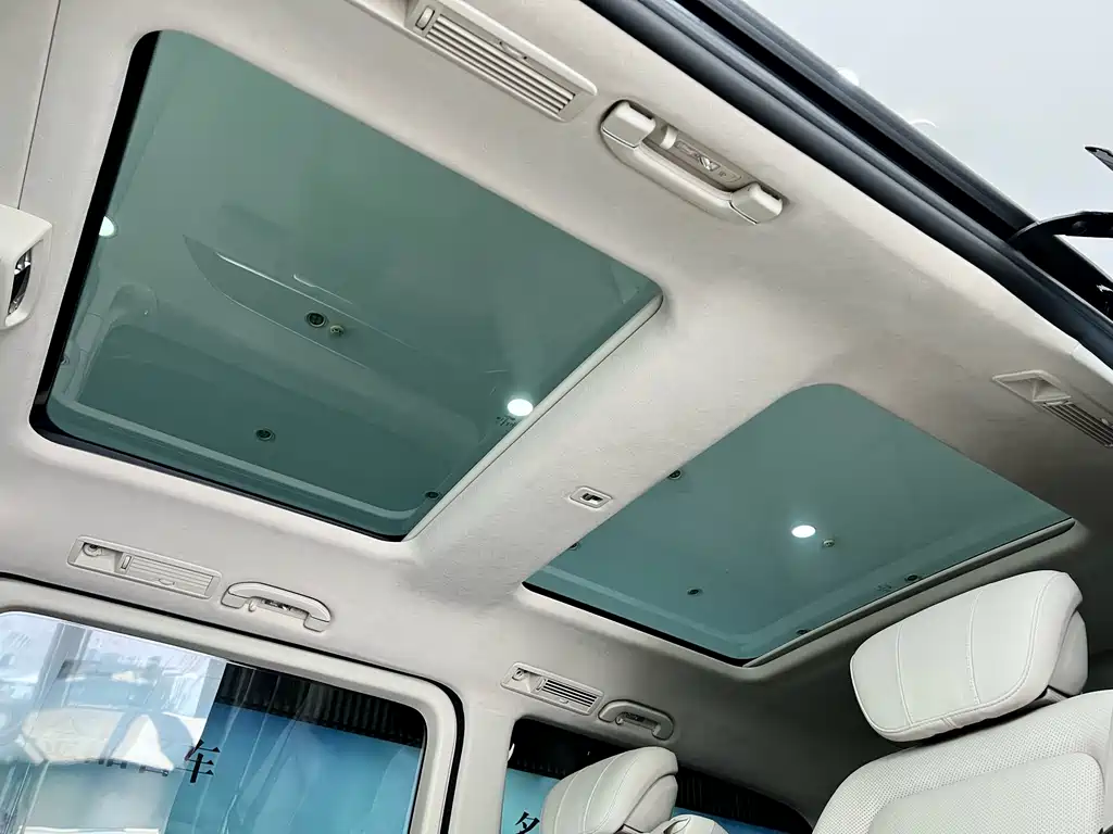 Mercedes-Benz V-Class 2023 — фото 12