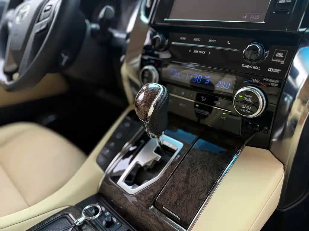 Toyota Vellfire 2020 — фото 17