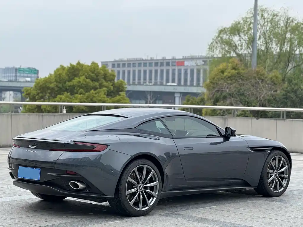 Aston Martin DB11 2020 — фото 5