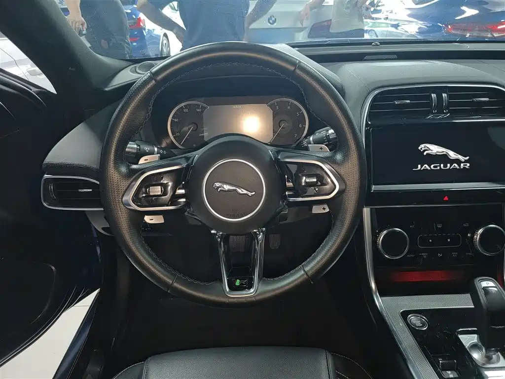 Jaguar XEL 2020 — фото 11
