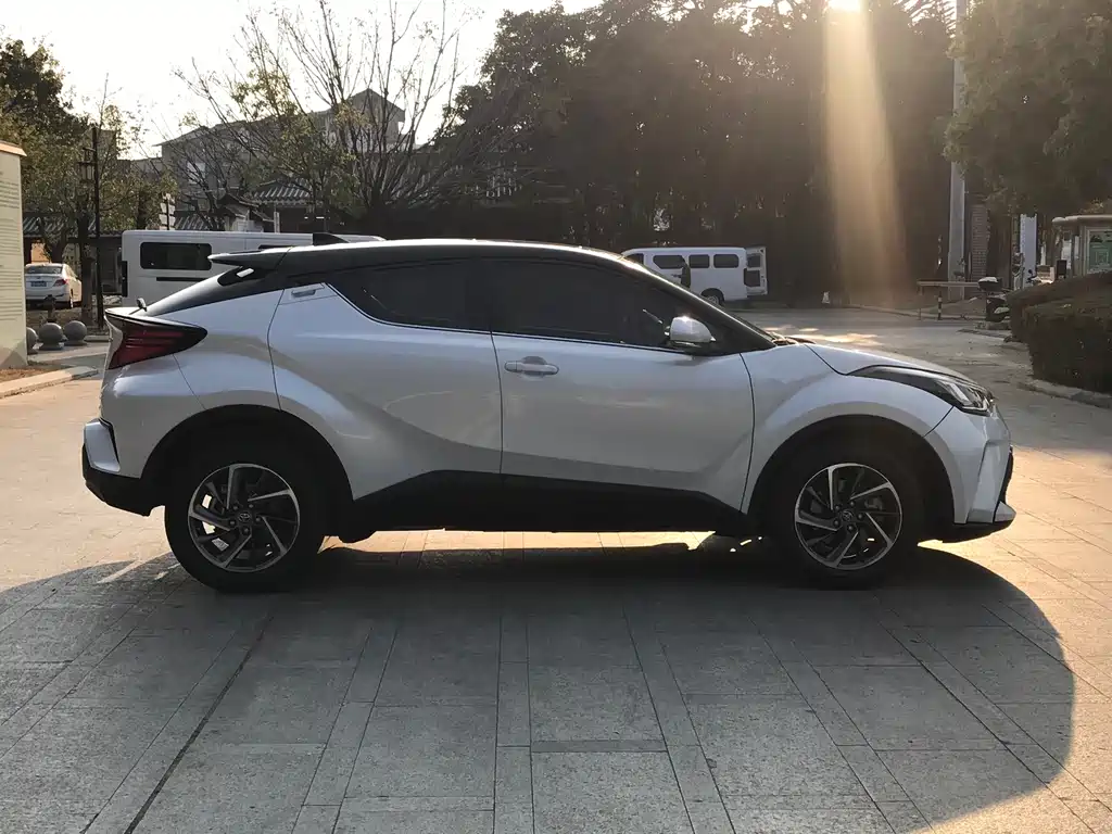 Toyota C-HR 2022 — фото 4