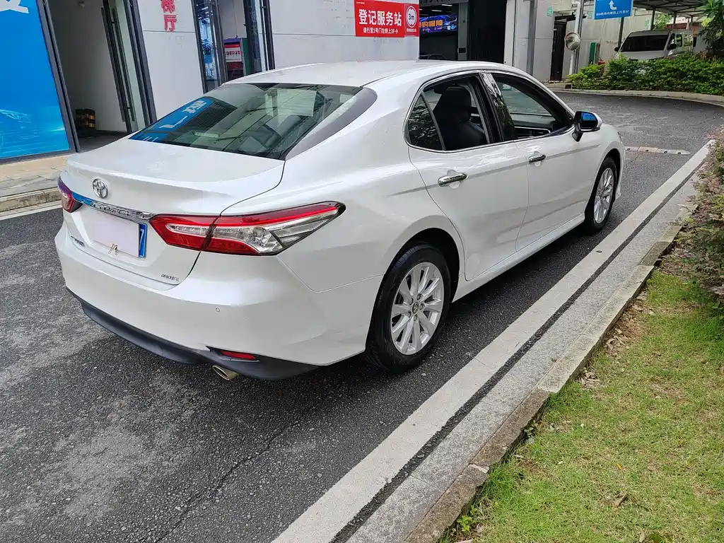 Toyota Camry 2019 — фото 6
