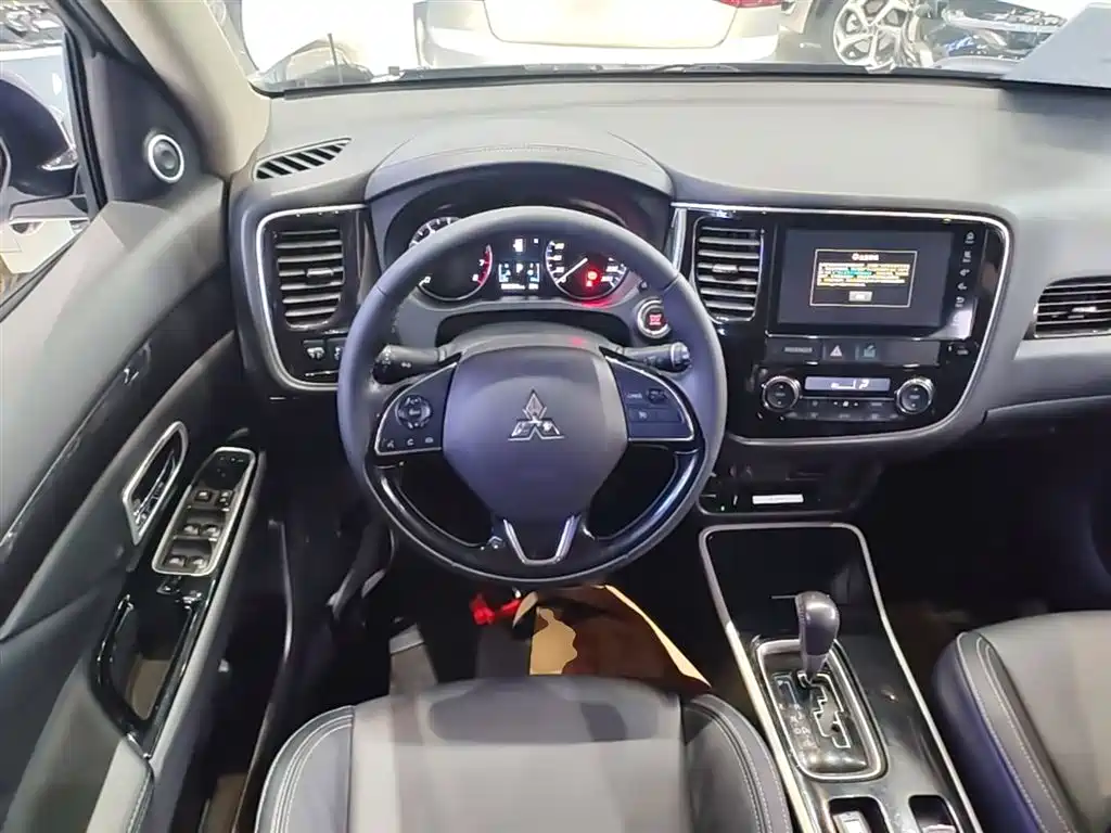 Mitsubishi Outlander 2020 — фото 11