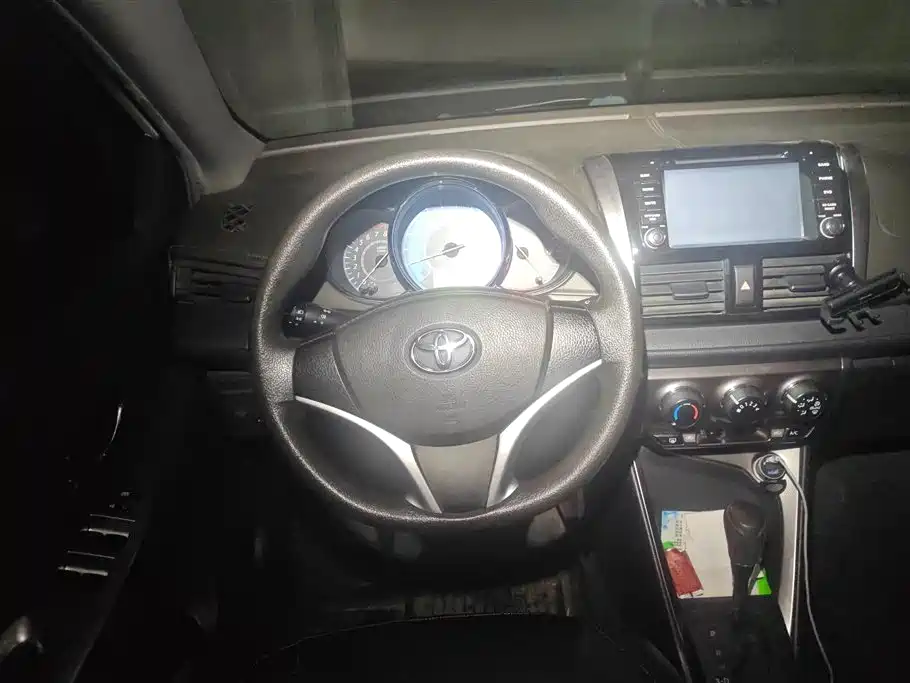 Toyota Yaris L 2015 — фото 15