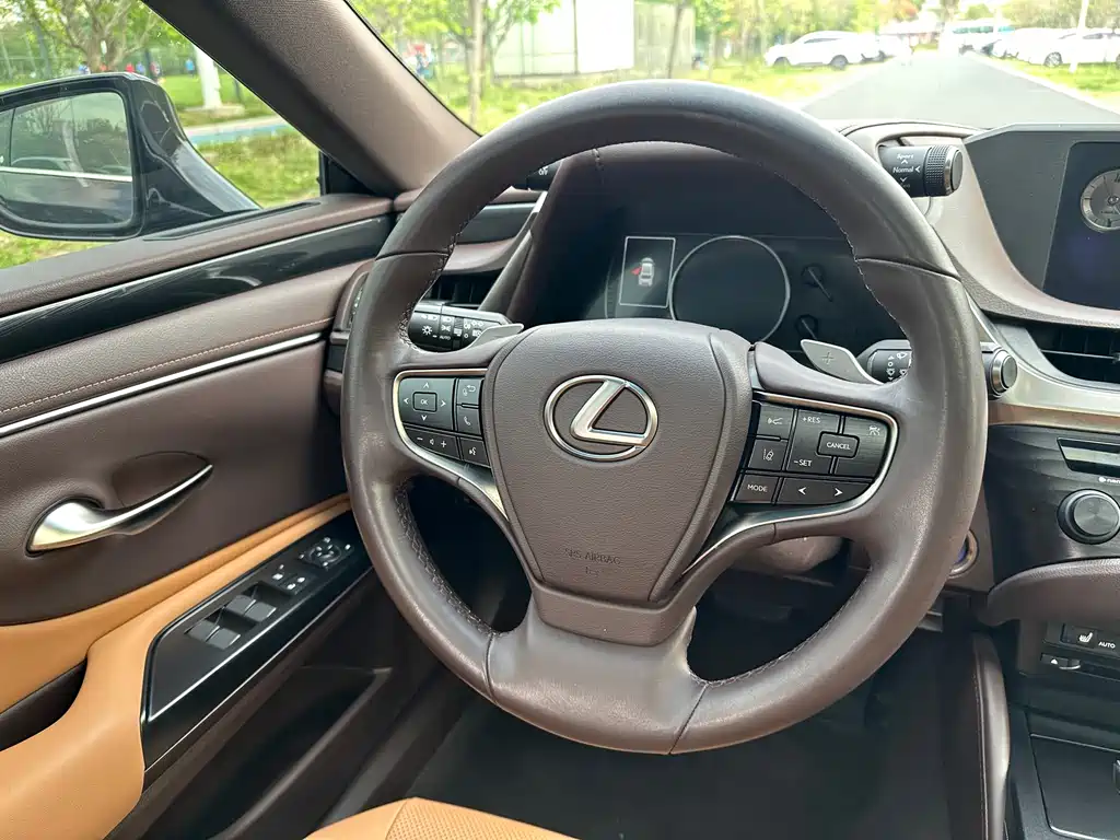 Lexus ES 2018 — фото 10