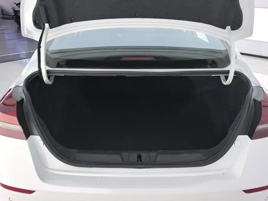 Geely Emgrand 2022