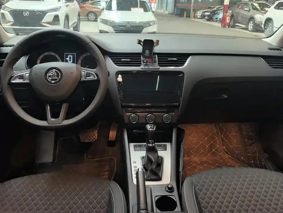 Skoda Octavia 2021 — фото 12