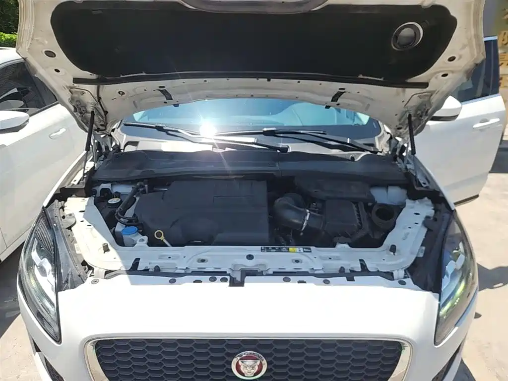 Jaguar E-PACE 2020 — фото 20