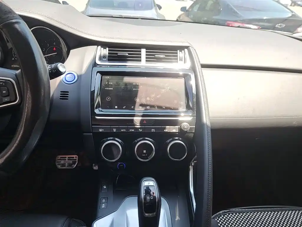 Jaguar E-PACE 2020 — фото 13