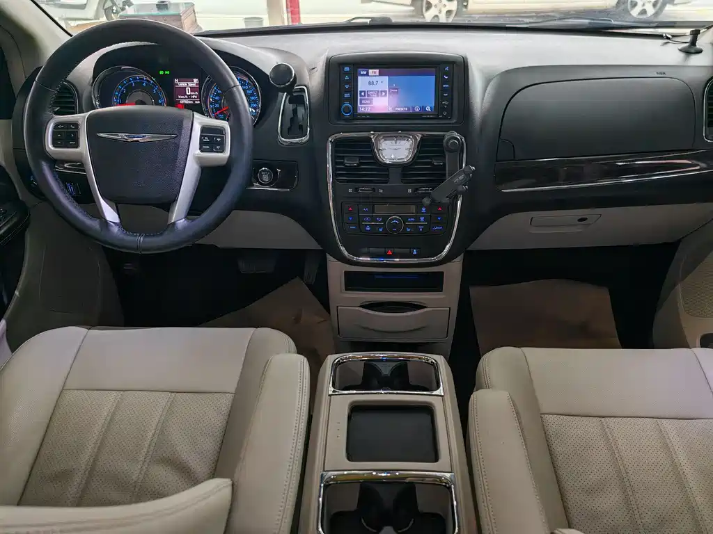 Chrysler Grand Voyager 2017 — фото 10