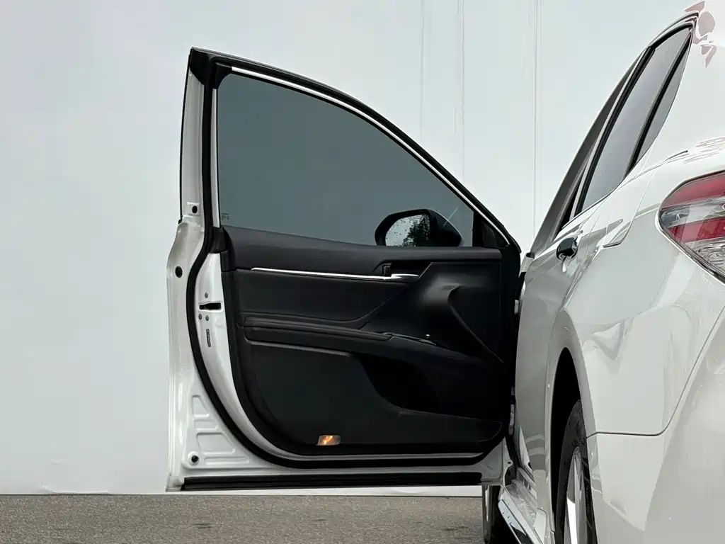 Toyota Camry 2023 — фото 17
