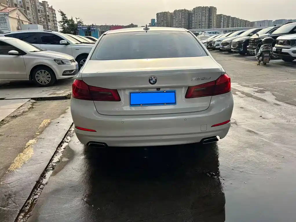 BMW 5 Series 2018 — фото 16