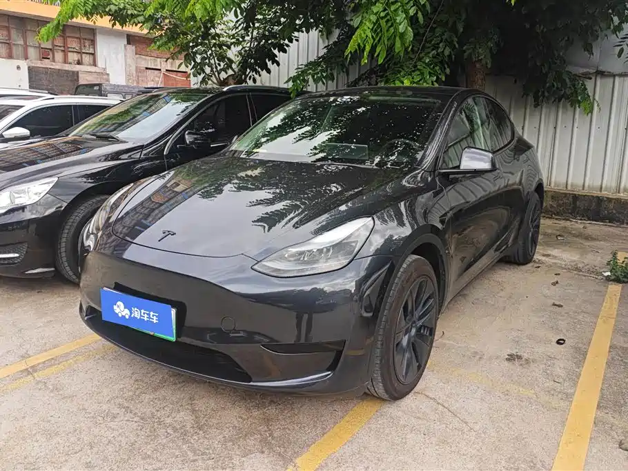 Tesla Model Y 2024