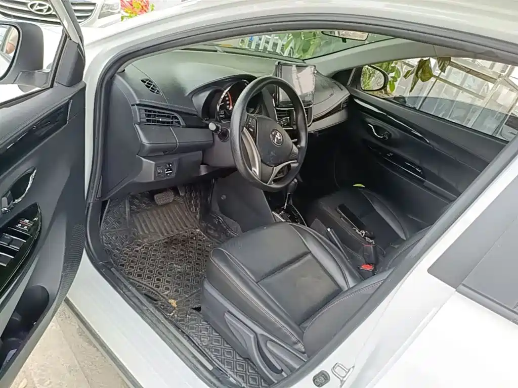 Toyota Yaris L 2022 — фото 16