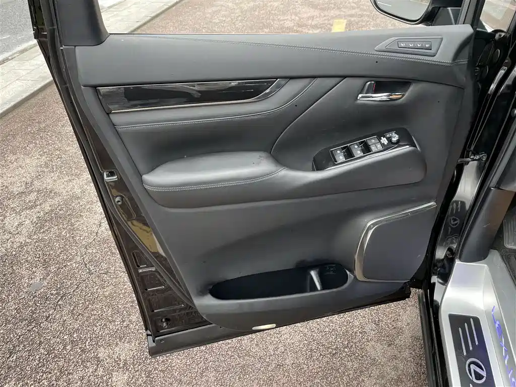 Toyota Alphard 2018 — фото 6