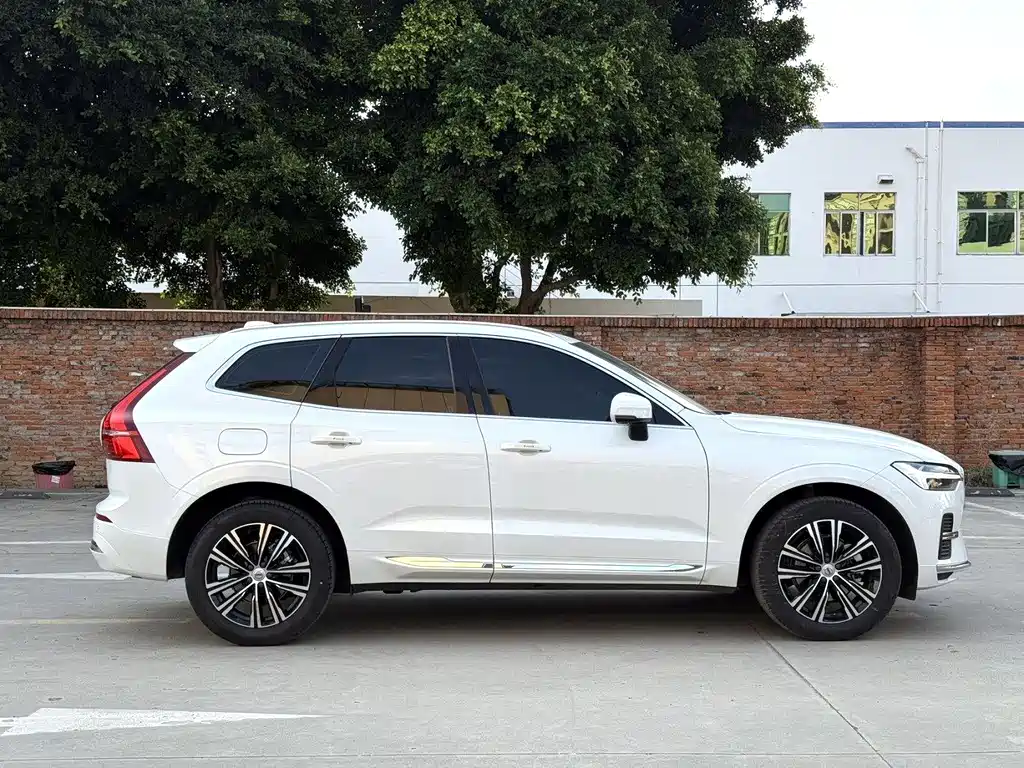 Volvo XC60 2022 — фото 8