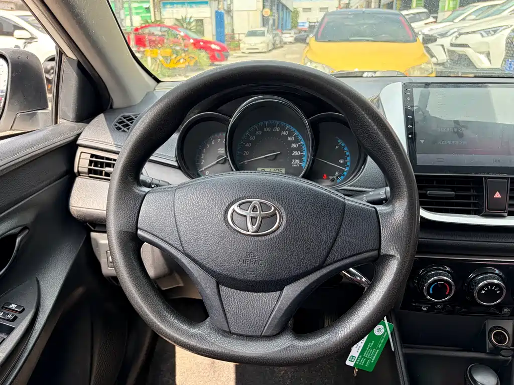 Toyota Yaris L 2017 — фото 12