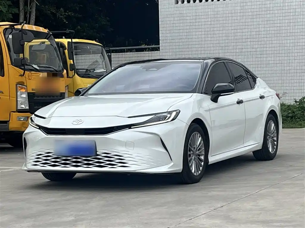 Toyota Camry 2025 — фото 1