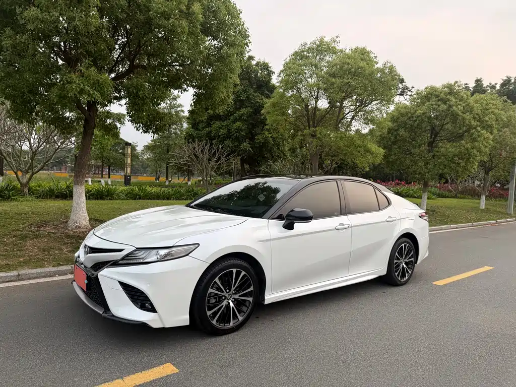 Toyota Camry 2020 — фото 1