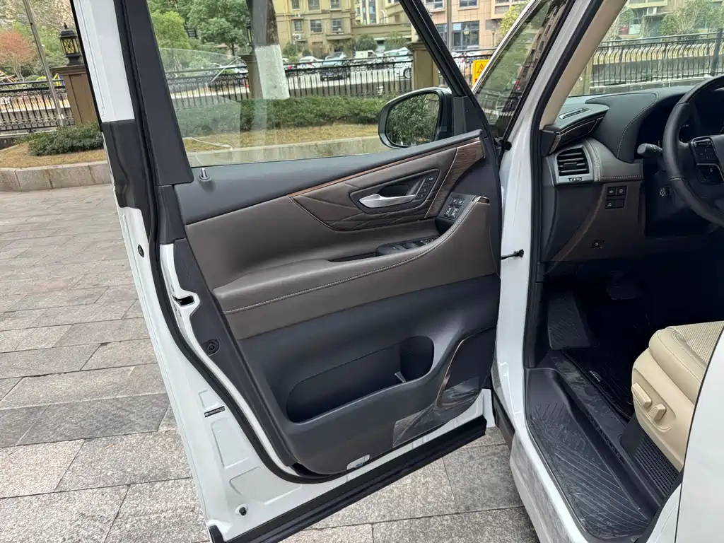 Toyota Alphard — фото 7