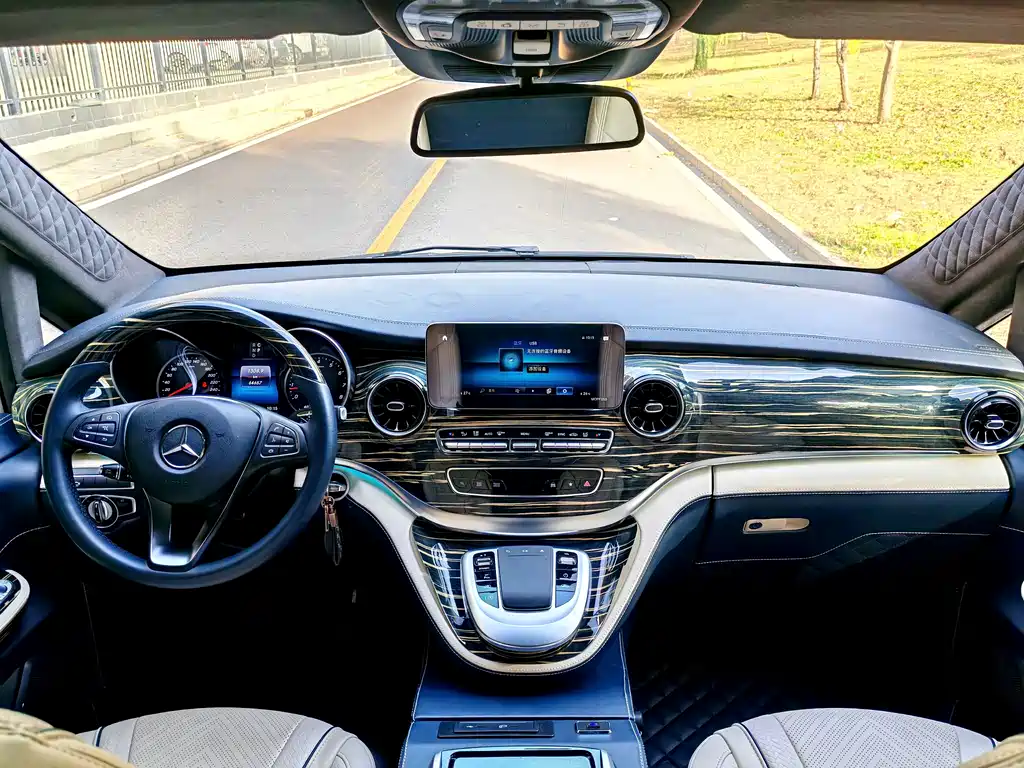 Mercedes-Benz V-Class 2021 — фото 10