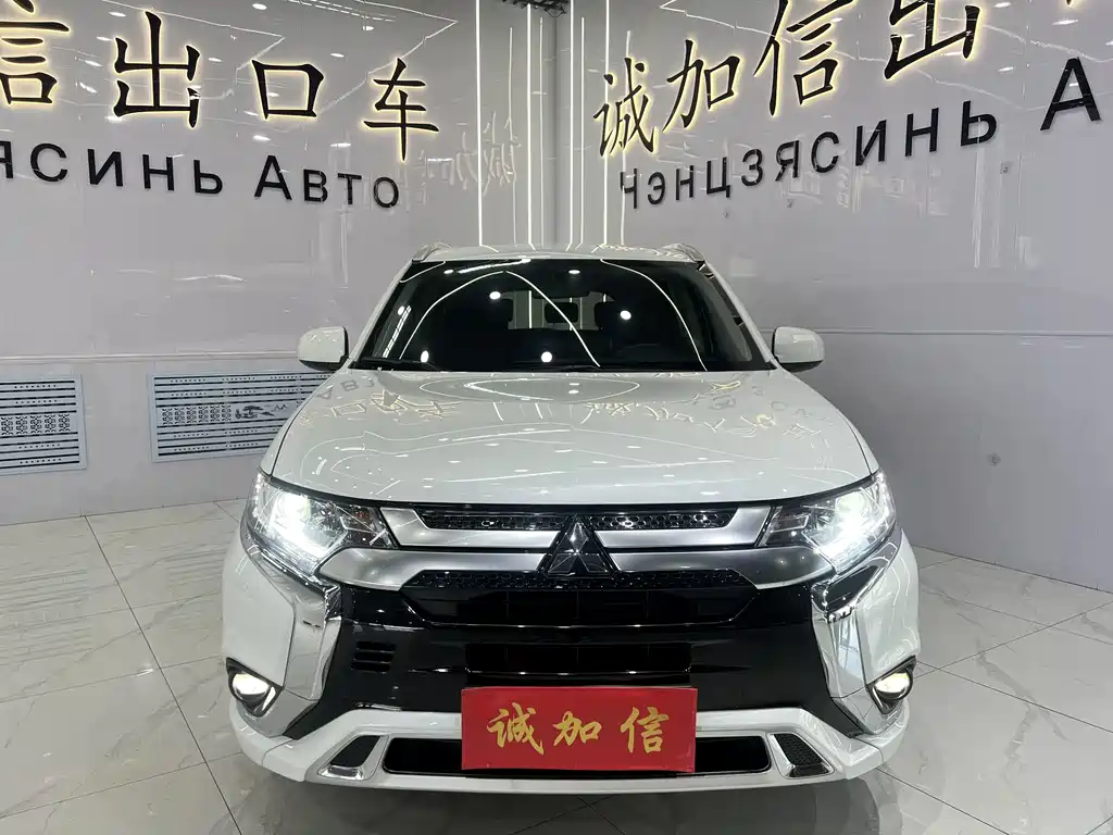 Mitsubishi Outlander 2022 — фото 2