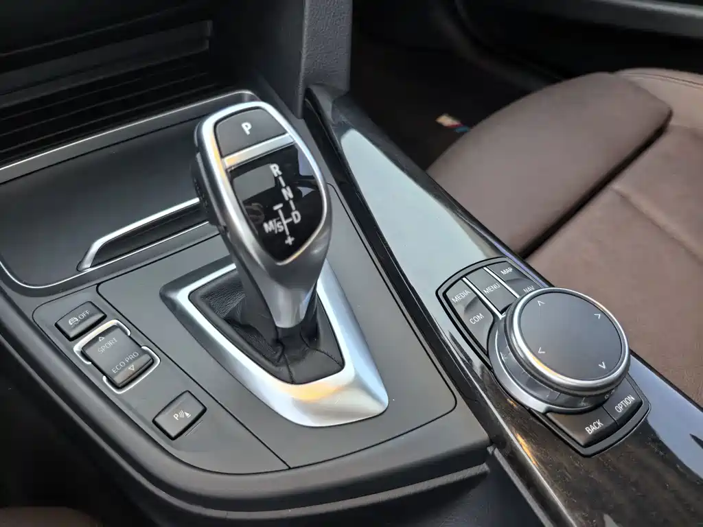 BMW 3 Series 2017 — фото 14