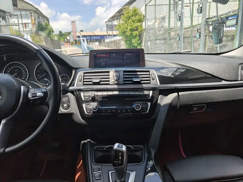BMW 3 Series 2019 — фото 10