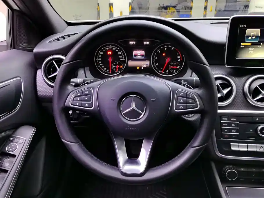 Mercedes-Benz A-Class 2016 — фото 15