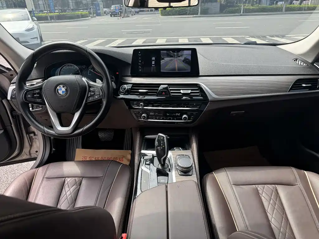 BMW 5 Series 2017 — фото 10