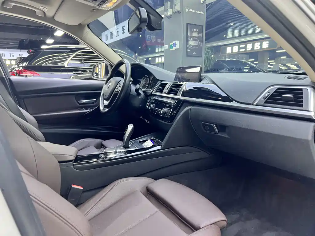 BMW 3 Series 2018 — фото 11