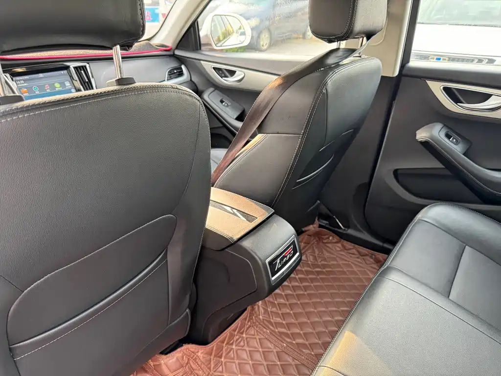 Zotye SR7 2016 — фото 15