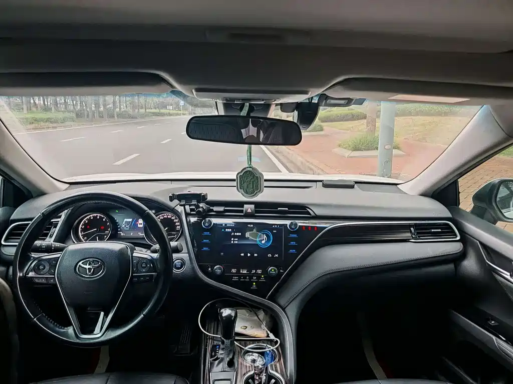 Toyota Camry 2019 — фото 6