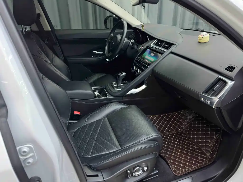 Jaguar E-PACE 2020 — фото 15