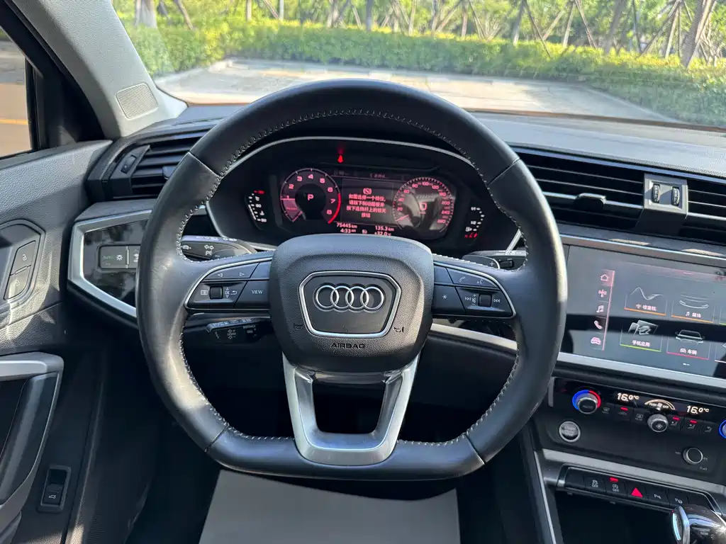 Audi Q3 2021 — фото 15