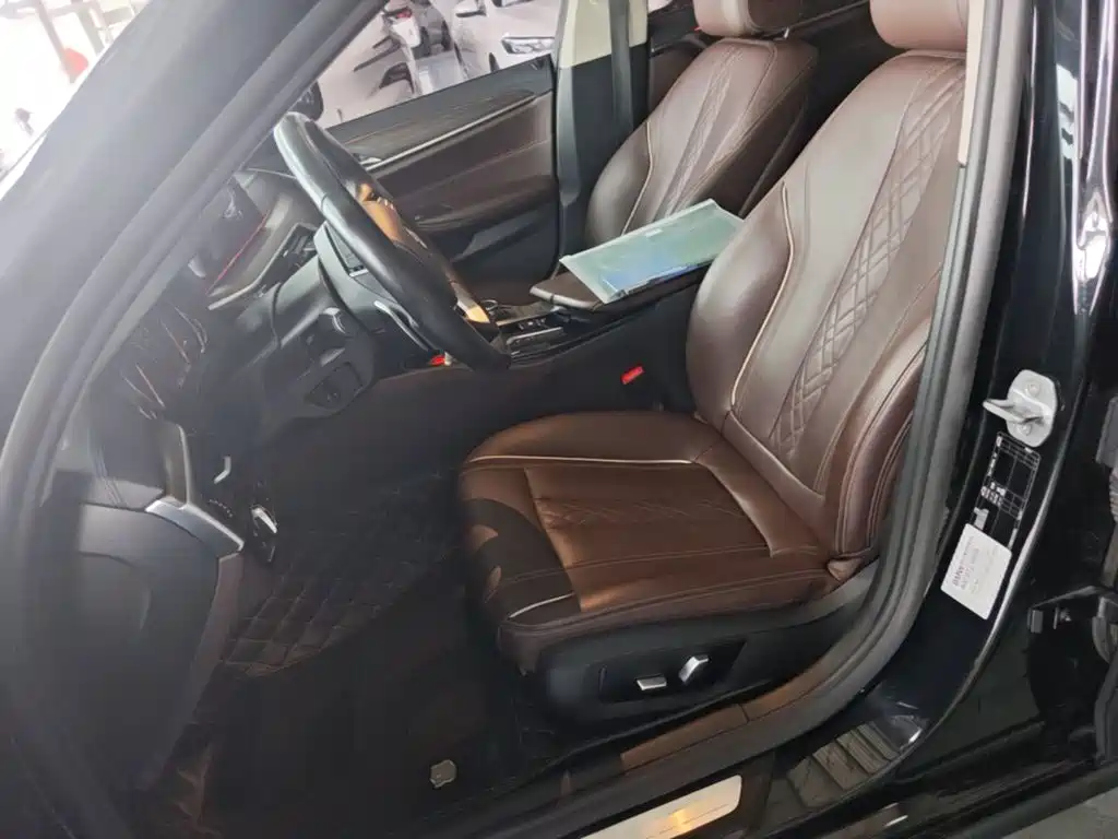 BMW 5 Series 2018 — фото 15