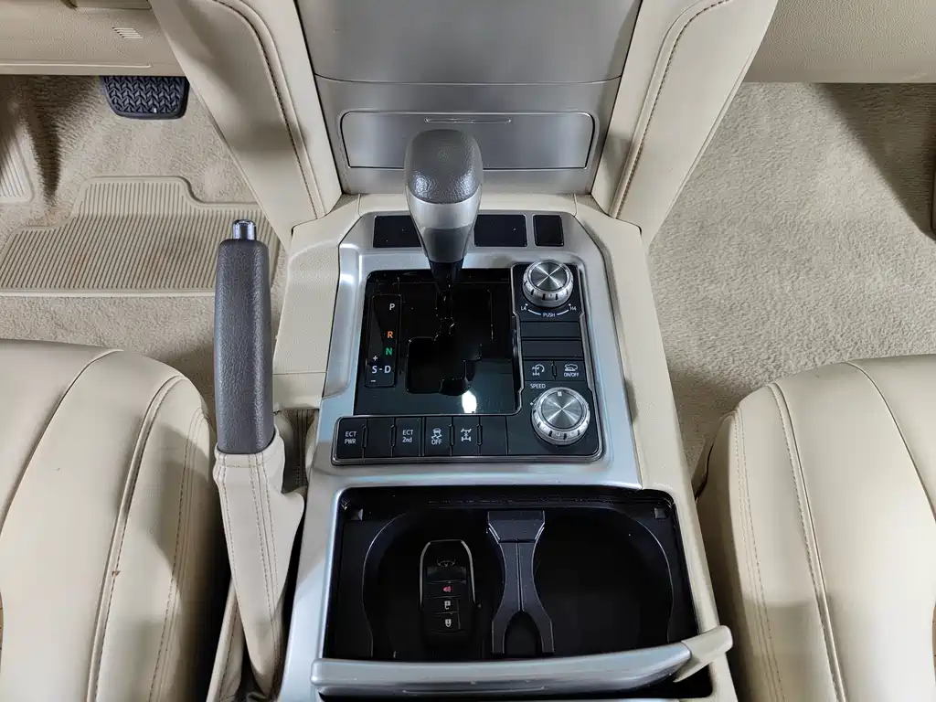 Toyota Land Cruiser 2020 — фото 11