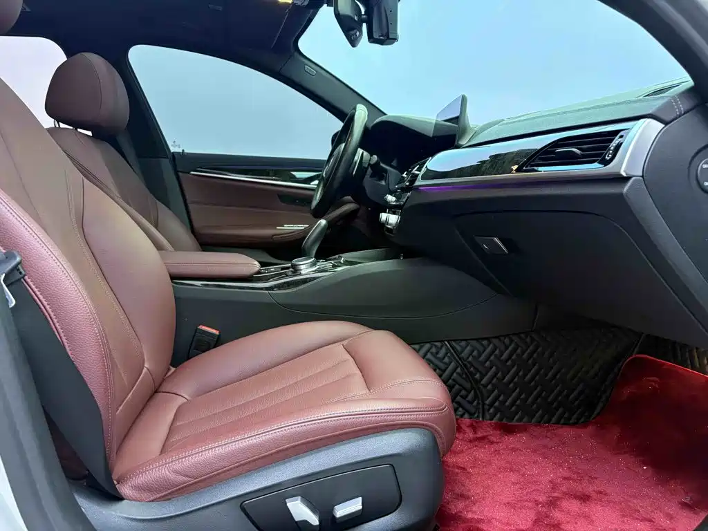 BMW 5 Series 2019 — фото 18