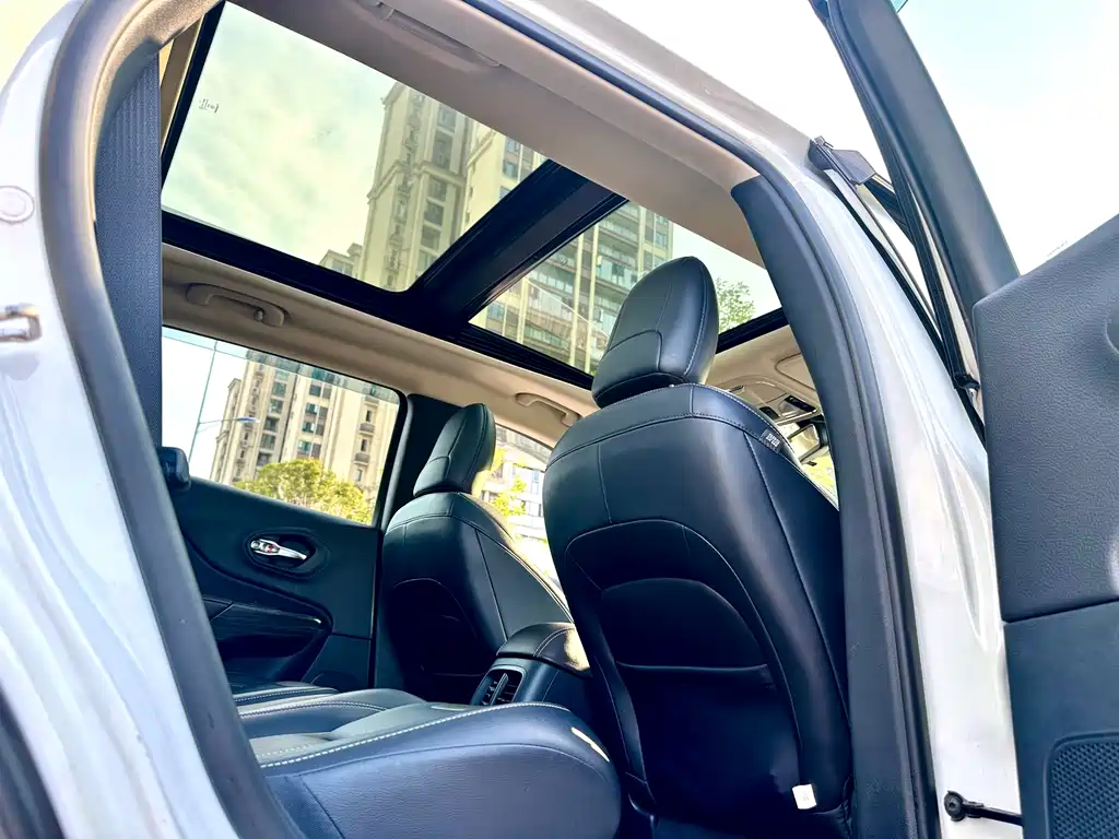 Jeep Cherokee 2018 — фото 23