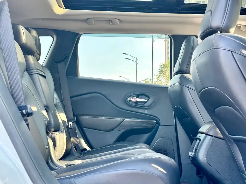 Jeep Cherokee 2018 — фото 27